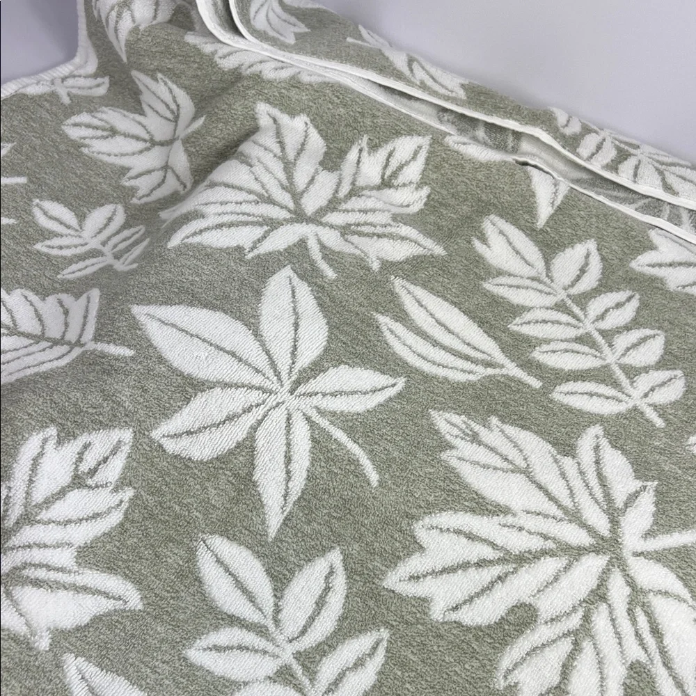 Common Thread Bath Towels Bamboo Cotton Green White Leaf Pattern Set of 2 NEW